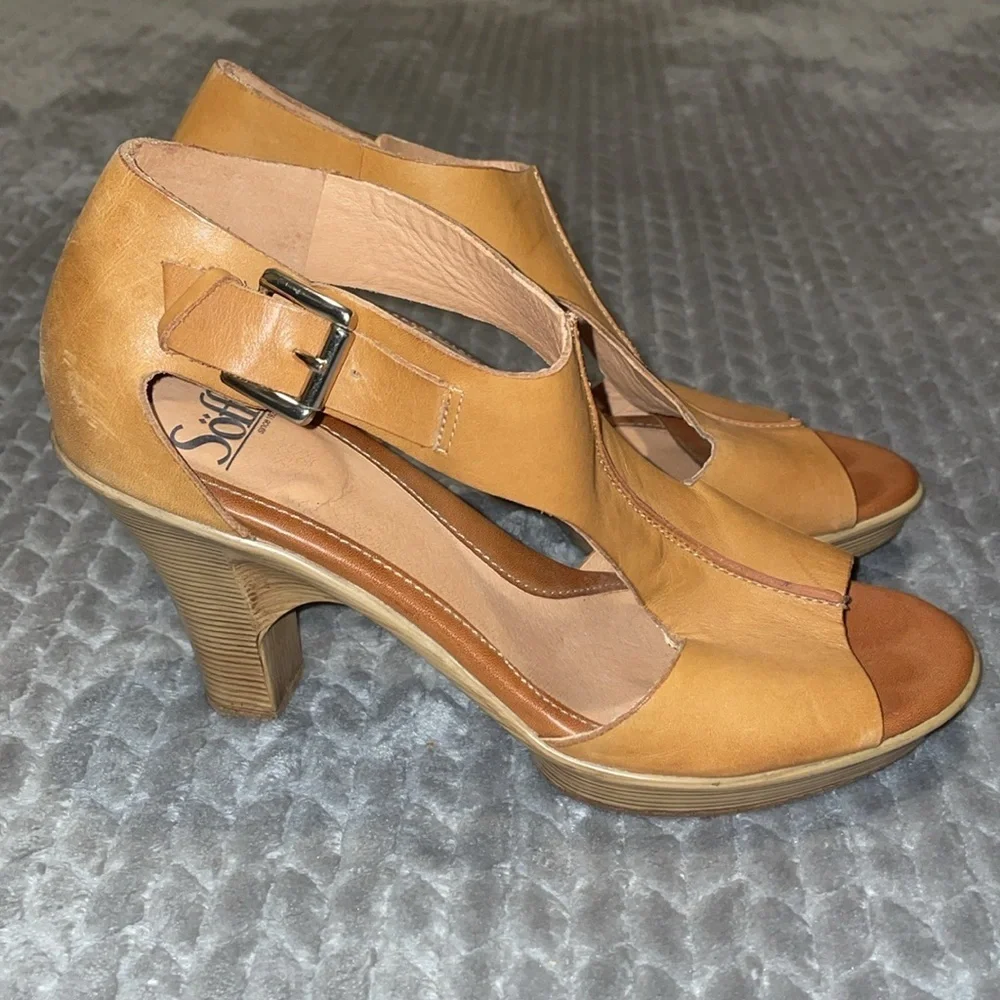 Sofft Dabney Tan Leather T-Strap Cutout Sides Boho Block Heel Sandals size 9